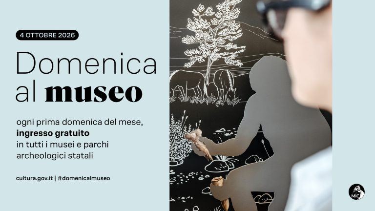 Una visitatrice osserva il pannello illustrato della sezione Ponte di Pietra, con la sagoma di un cacciatore preistorico che regge un reperto.