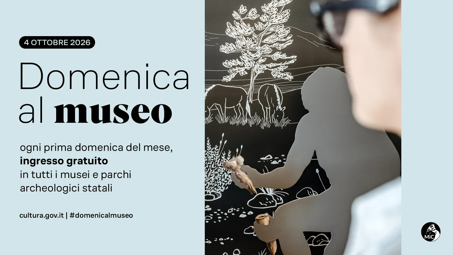 Una visitatrice osserva il pannello illustrato della sezione Ponte di Pietra, con la sagoma di un cacciatore preistorico che regge un reperto.